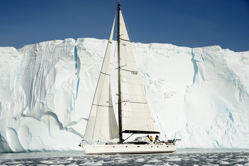Katharsis II ledwo widoczny na tle góry lodowej